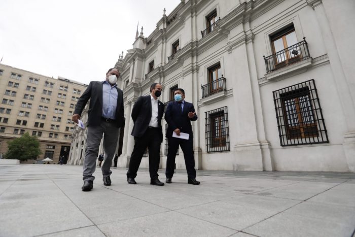 Gobernador regional del Biobío y alcaldes llegan a La Moneda para entablar diálogo con el Gobierno para solucionar crisis de violencia en el sur Gobernador regional del Biobío y alcaldes llegan a La Moneda para entablar diálogo con el Gobierno para solucionar crisis de violencia en el sur