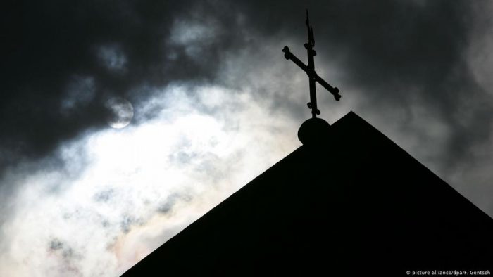 Informe confirma más de 216.000 menores víctimas de abusos sexuales en la Iglesia católica francesa Informe confirma más de 216.000 menores víctimas de abusos sexuales en la Iglesia católica francesa