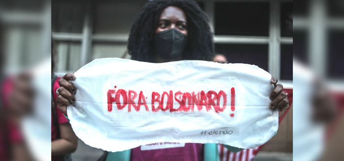 Mujeres protestan contra veto de Bolsonaro a distribución gratis de tampones Mujeres protestan contra veto de Bolsonaro a distribución gratis de tampones