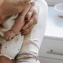 La brecha de cuidados en la paternidad: por una década menos del 1% de los padres ha solicitado el traspaso del Permiso de Postnatal Parental
