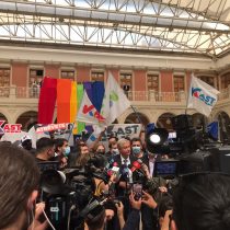 Integrantes de la FEUC se manifestaron en contra de José Antonio Kast desplegando bandera LGBT+ mientras se encontraba en la Universidad Católica