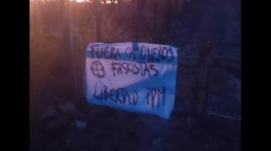 Dos ataques incendiarios en La Araucanía dejaron una casona y dos camiones consumidos por las llamas Dos ataques incendiarios en La Araucanía dejaron una casona y dos camiones consumidos por las llamas