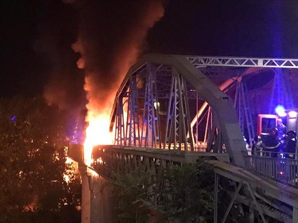 Un incendio destroza el Puente de Hierro, símbolo de la Roma industrial