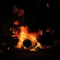 Desconocidos realizan ataque incendiario en fundo de Traiguén y queman una bodega y dos tractores
