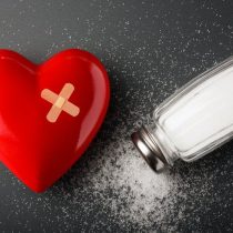 Reducir la sal de nuestra dieta a la mitad salvaría millones de vidas
