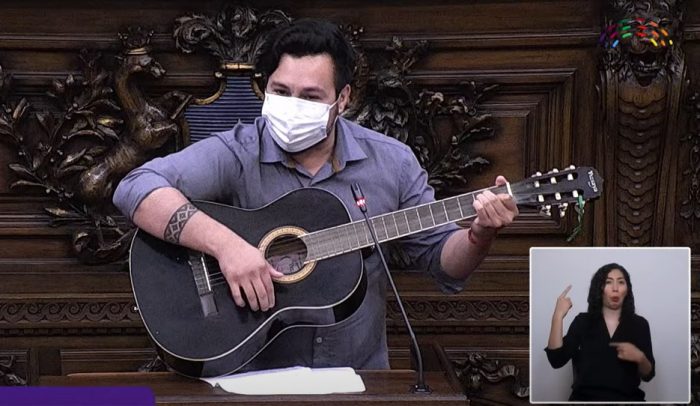 “Yo soy un constituyente, el delincuente es el Presidente”: la comentada canción de Nicolás Núñez en su discurso de apertura en la Convención “Yo soy un constituyente, el delincuente es el Presidente”: la comentada canción de Nicolás Núñez en su discurso de apertura en la Convención