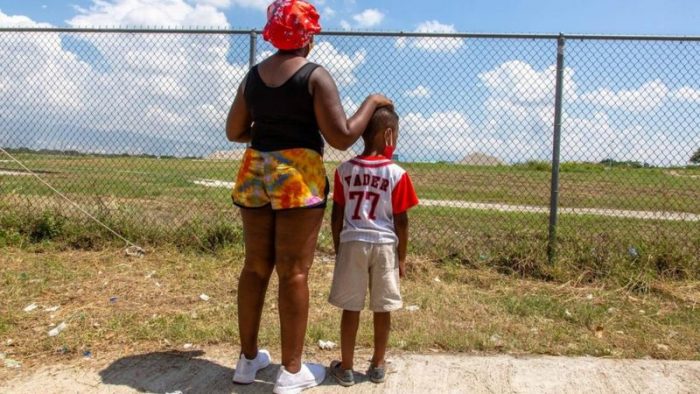 «Los han enviado a un infierno»: los cientos de niños latinoamericanos que Estados Unidos deportó a Haití (aunque no nacieron allí)