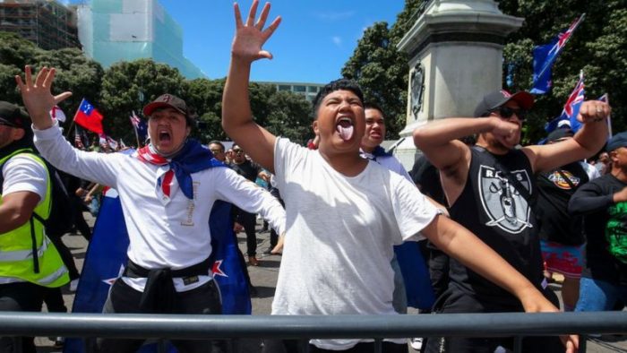 Una tribu maorí de Nueva Zelanda pide a los antivacunas que dejen de usar el haka Una tribu maorí de Nueva Zelanda pide a los antivacunas que dejen de usar el haka