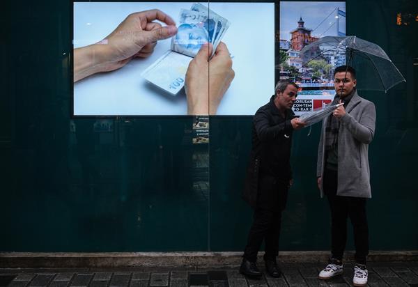 Crisis social y económica en Turquía: aumenta la presión al presidente Erdogan para que adelante elecciones por caída de la lira Crisis social y económica en Turquía: aumenta la presión al presidente Erdogan para que adelante elecciones por caída de la lira