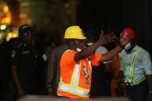 Suben a seis los muertos tras derrumbarse un gran edificio en obras en Nigeria