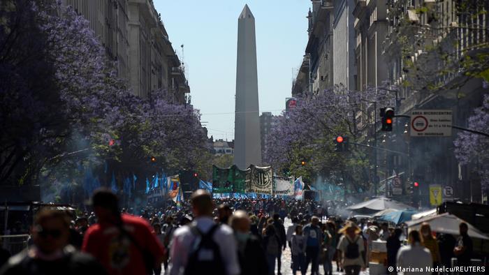 Argentina: miles marchan en respaldo al Gobierno tras elecciones