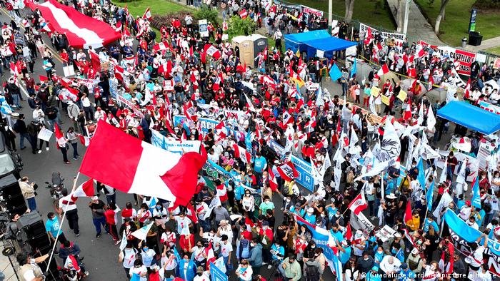 Manifestantes piden en Lima destitución de Pedro Castillo