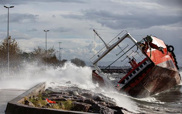 Impresionantes imágenes: cinco fallecidos y 19 heridos dejó una borrasca de lluvia y viento en Turquía Impresionantes imágenes: cinco fallecidos y 19 heridos dejó una borrasca de lluvia y viento en Turquía