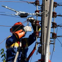 Restablecen suministro eléctrico en Chiloé tras masivo corte de luz por falla en línea de transmisión de compañía Saesa