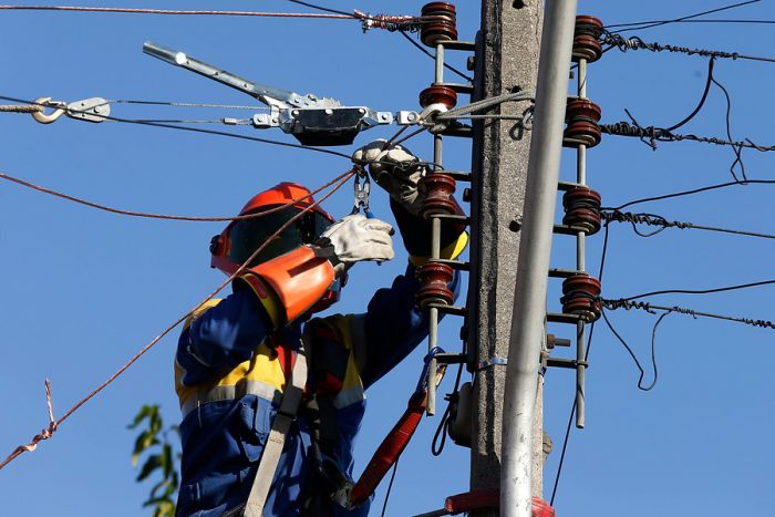 Restablecen suministro eléctrico en Chiloé tras masivo corte de luz por falla en línea de transmisión de compañía Saesa