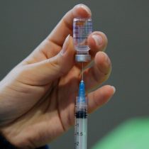 Reino Unido reconoce la vacuna de Sinovac para turistas: es de las más aplicada en Chile