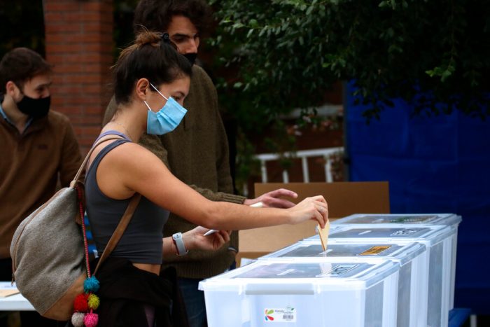 Sondeo Injuv: 77% de las y los jóvenes chilenos irían a votar en elecciones de este domingo