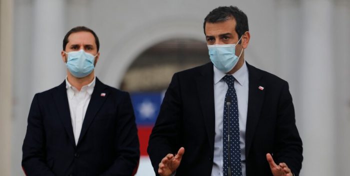 La Moneda se lava las manos por allanamiento a Comunes: «No pasa por una decisión del Gobierno ni de un ministro determinado. Pasó por el Ministerio Público» La Moneda se lava las manos por allanamiento a Comunes: