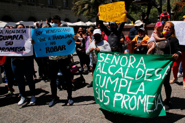 Vendedores ambulantes protestan e ingresan a la Municipalidad de Santiago para exigir la entrega de 1.500 permisos