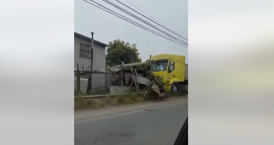 Camión que tuvo accidente en Penco dejó tres casas afectadas