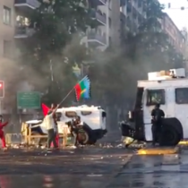 Otro viernes en Santiago: Carabineros dispersó a manifestantes y apagó barricadas en la Alameda con Paseo Ahumada