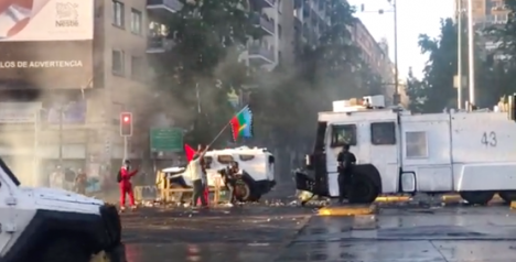 Otro viernes en Santiago: Carabineros dispersó a manifestantes que encendieron barricadas en la Alameda con Paseo Ahumada