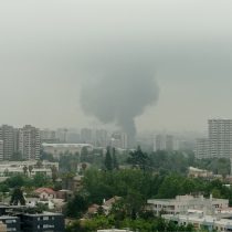 Incendio en fábrica textil en San Joaquín provoca gran columna de humo que se percibe por diversas comunas de la capital