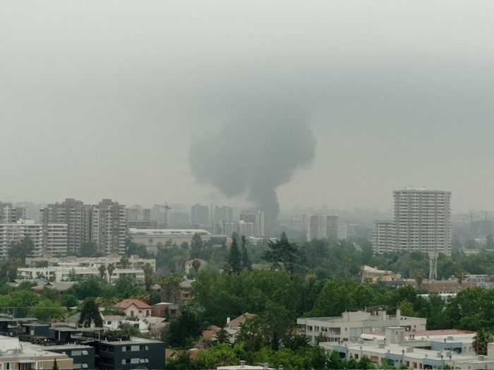 Incendio en fábrica textil en San Joaquín provoca gran columna de humo que se percibe por diversas comunas de la capital