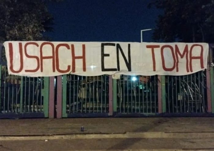 Estudiantes se toman las dependencias de la Universidad de Santiago para exigir la salida del rector tras polémica de los cursos de género Estudiantes se toman las dependencias de la Universidad de Santiago para exigir la salida del rector tras polémica de los cursos de género