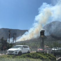 Santiago envuelto en humo: incendio afecta a ladera del Cerro Manquehue y declaran alerta roja en Vitacura