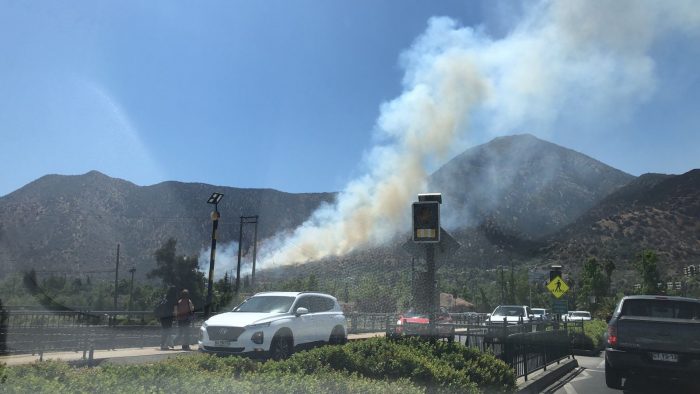 Santiago envuelto en humo: incendio afecta a ladera del Cerro Manquehue y declaran alerta roja en Vitacura