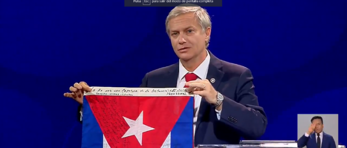 Kast muestra bandera de Cuba en el debate: 
