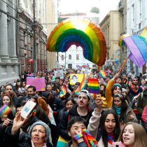 Masiva Marcha del Orgullo LGBTQ+ demanda igualdad en Chile