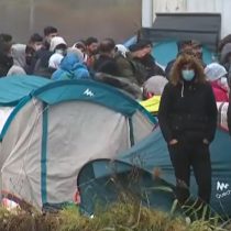 Francia desmantela un campamento con un millar de migrantes que intentaban cruzar el Canal de la Mancha para entrar al Reino Unido