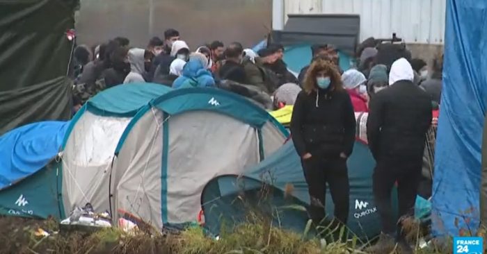 Francia desmantela un campamento con un millar de migrantes que intentaban cruzar el Canal de la Mancha para entrar al Reino Unido