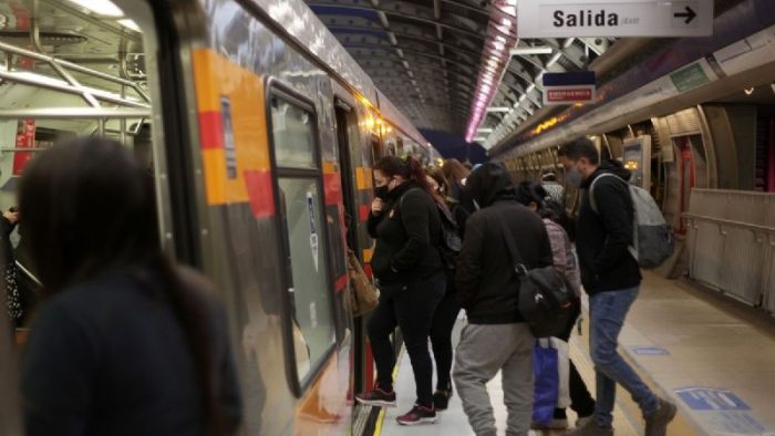 Elecciones del 21-N: más de 2.100 servicios de transporte público operarán gratuitamente en el país, incluyendo el Metro de Santiago