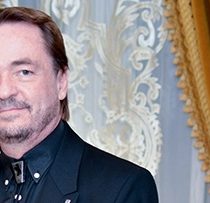 Poeta Rodrigo Guzmán: «concibo a la poesía como un cuadro, una pintura que nos sintoniza directamente con nuestra alma»