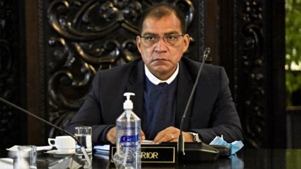 Rompió su propia regla: ministro del Interior de Perú renuncia tras ser acusado de organizar fiesta en su casa a pesar de restricciones