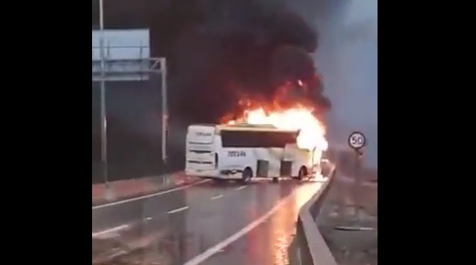 Desconocidos queman dos buses de traslado de trabajadores en Lota