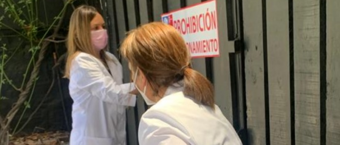 Seremi de Salud clausura local de sushi en Vitacura por brote de salmonella que dejó a 29 afectados, nueve de ellos hospitalizados Seremi de Salud clausura local de sushi en Vitacura por brote de salmonella que dejó a 29 afectados, nueve de ellos hospitalizados