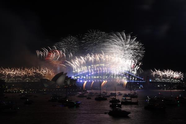 Australia recibió el 2022 con el tradicional espectáculo pirotécnico de Sídney
