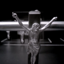Jesucristo protagoniza impactante obra en la Bienal de Artes Mediales