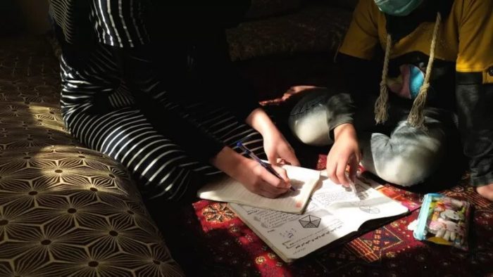 «No poder estudiar es como una pena de muerte»: la desesperación de las niñas en Afganistán tras el regreso del Talibán al poder