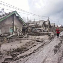 Elevan a 22 muertos y 27 desaparecidos por erupción de un volcán en Indonesia