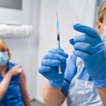 Pfizer dice que tres dosis de su vacuna neutralizan ómicron