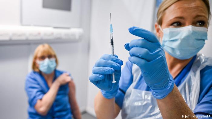 Pfizer dice que tres dosis de su vacuna neutralizan ómicron