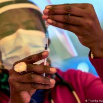Vacuna de Pfizer protege al 70 por ciento contra hospitalizaciones por ómicron, según estudio en Sudáfrica
