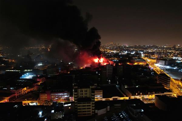 Galería comercial de Lima volvió a incendiarse 20 años después de fatal tragedia esta vez sin dejar fallecidos