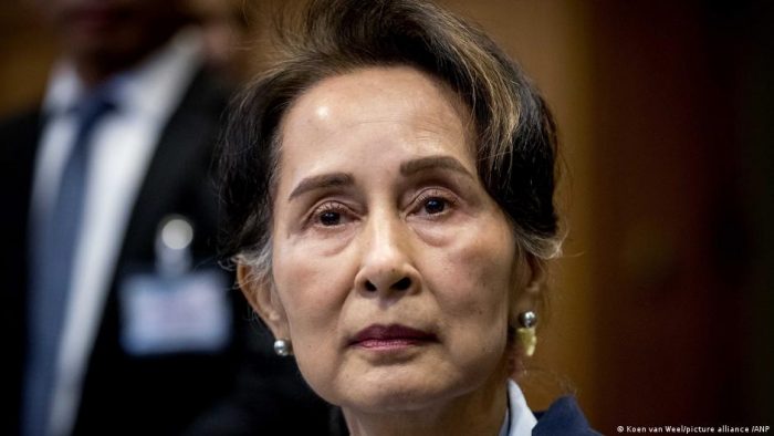 Birmania: Aung San Suu Kyi condenada a cuatro años de prisión