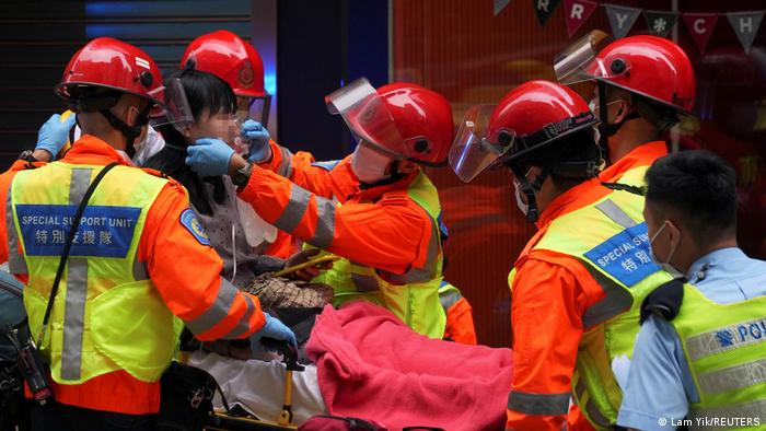 Hong Kong: evacúan a más de 1.200 personas atrapadas en un incendio en un rascacielos